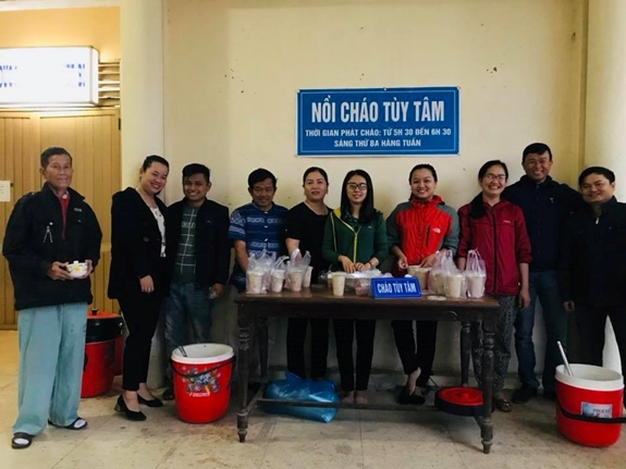 Các thành viên Tổ “Nồi cháo tùy tâm” chuẩn bị cháo mang đến cho bệnh nhân.